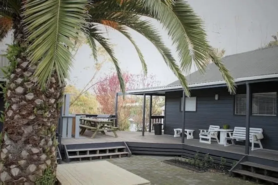 Hugo & Carters Backpackers & Motel