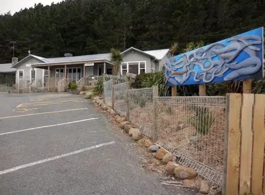 Lake Ferry Hotel