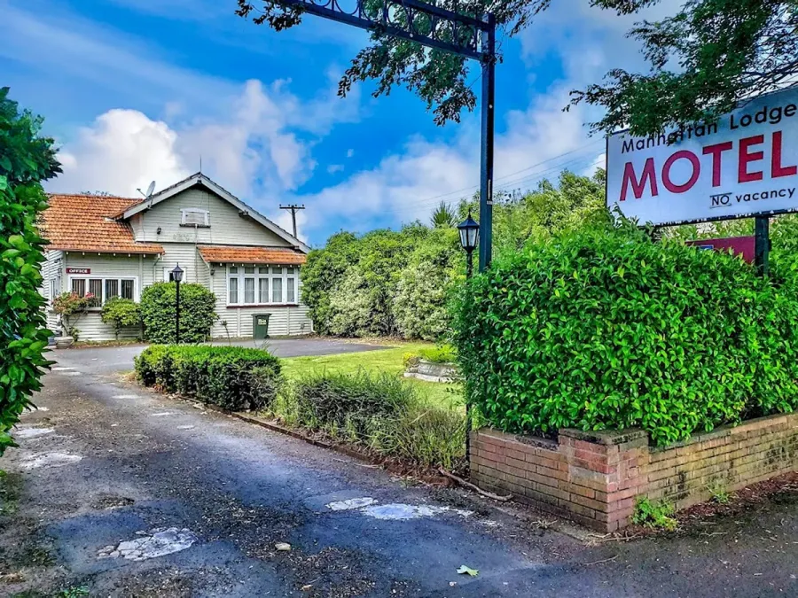 Manhattan Lodge Motel