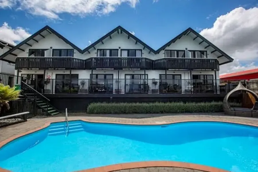 Le Chalet Suisse Motel