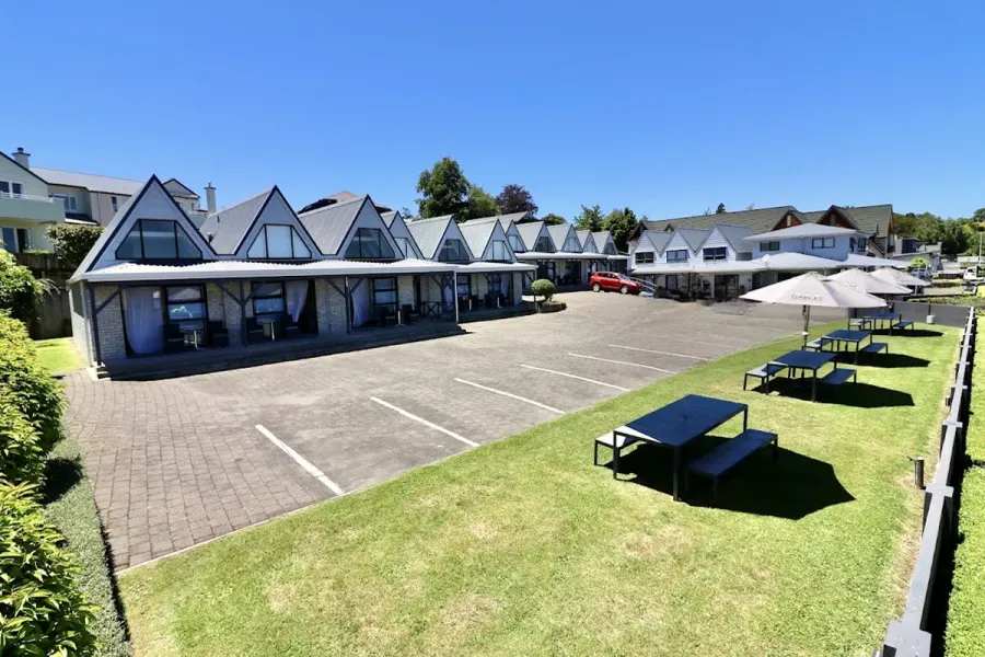 Gables Lakefront Motel