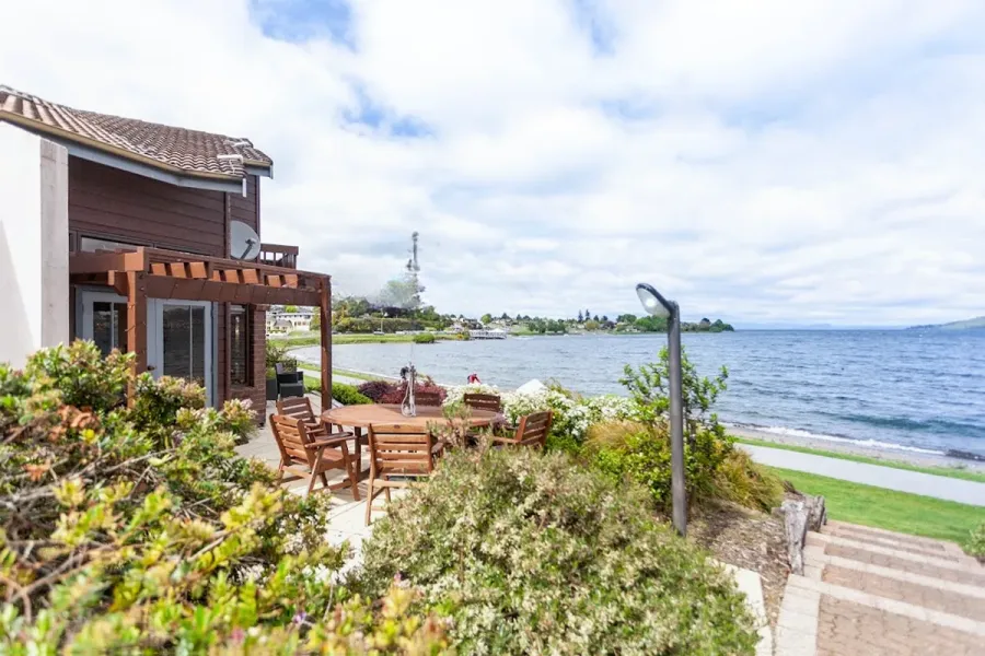 Cascades Lakefront Motel