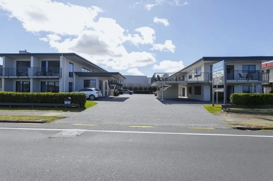Acacia Lake View Motel