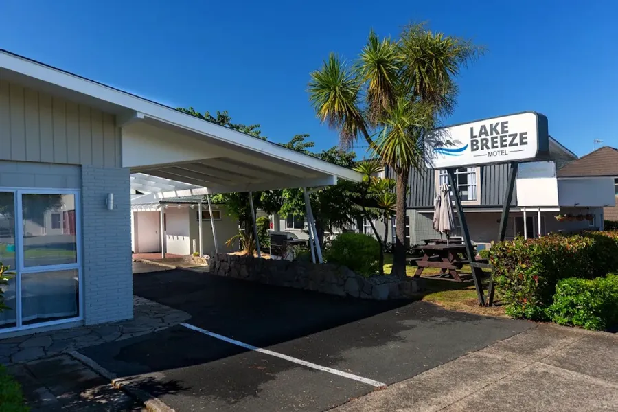 Lake Breeze Motel