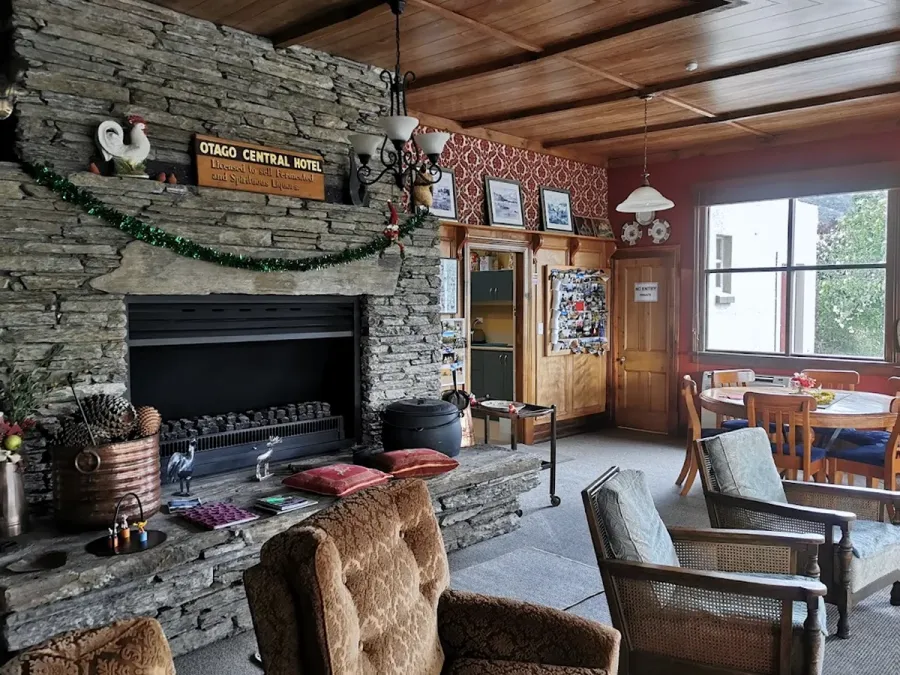 Central Otago Hydeaway - Hotel & Cafe