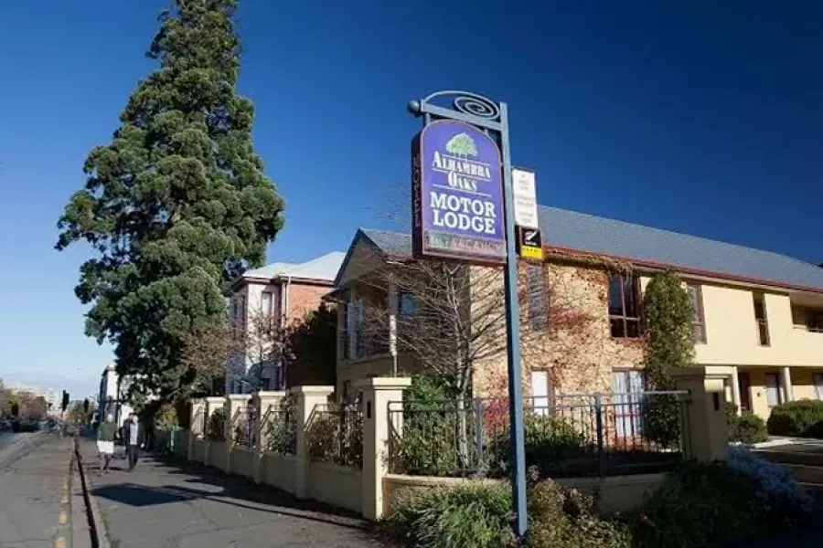 Alhambra Oaks Motor Lodge