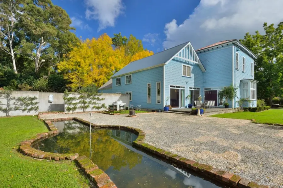 The Gisborne Club - book direct