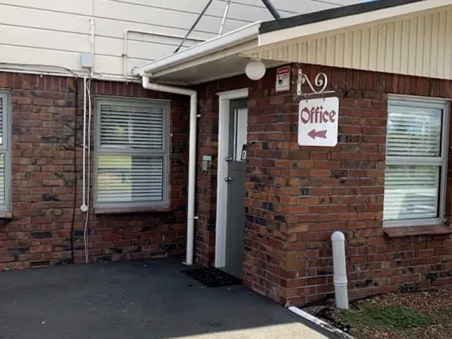 Colonial Motel
