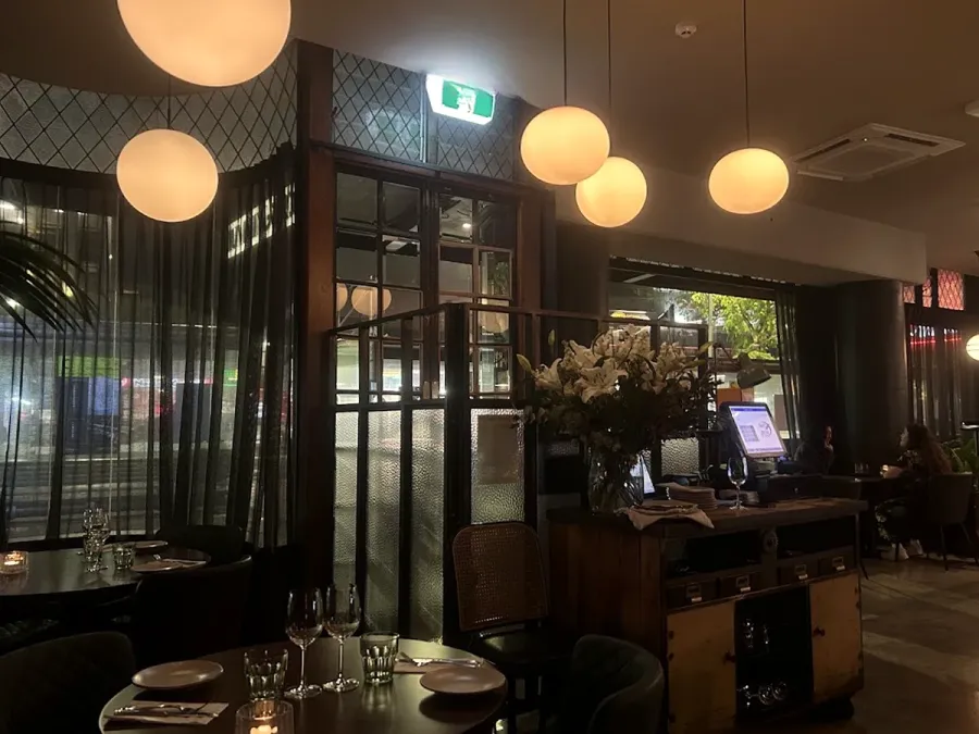 Hummingbird Restaurant & Lounge