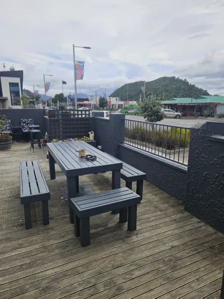 Piwaka Lodge & Backpackers