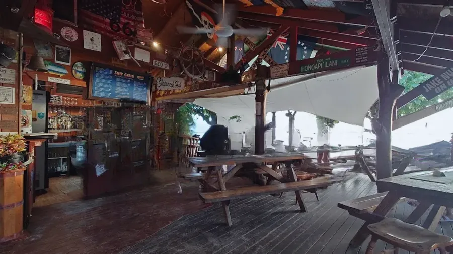 Shipwreck Hut Bar & Restaurant & Accomodation