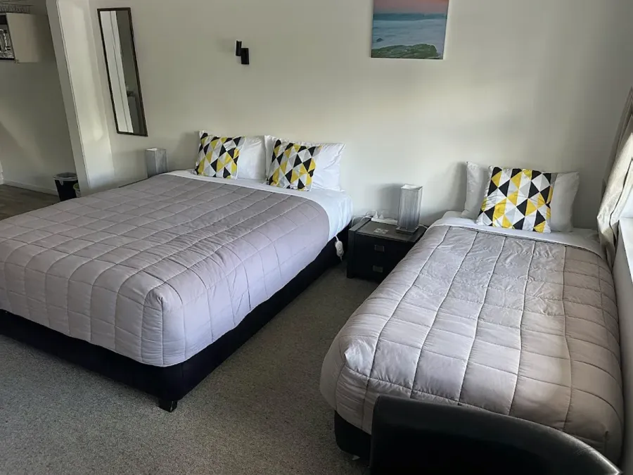 Colonial Lodge Motel