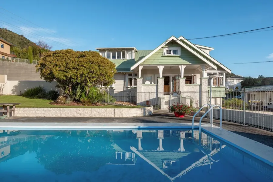 Picton House B&B and Motels