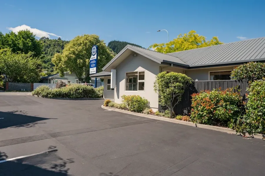 Admirals Motor Inn