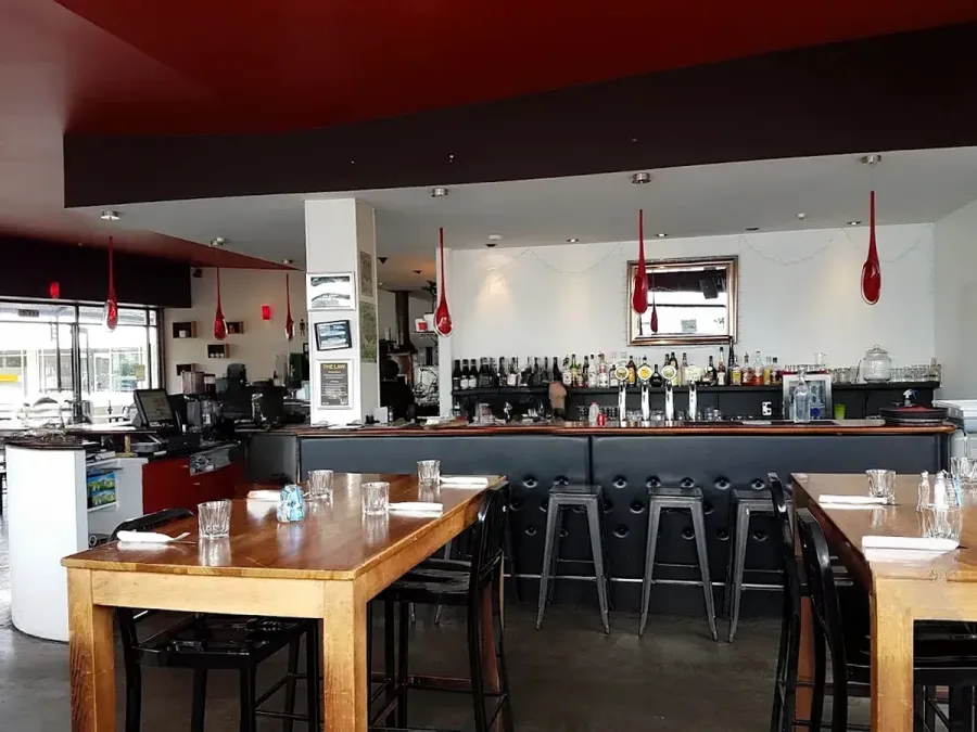 Dolce Cafe, Restaurant & Bar