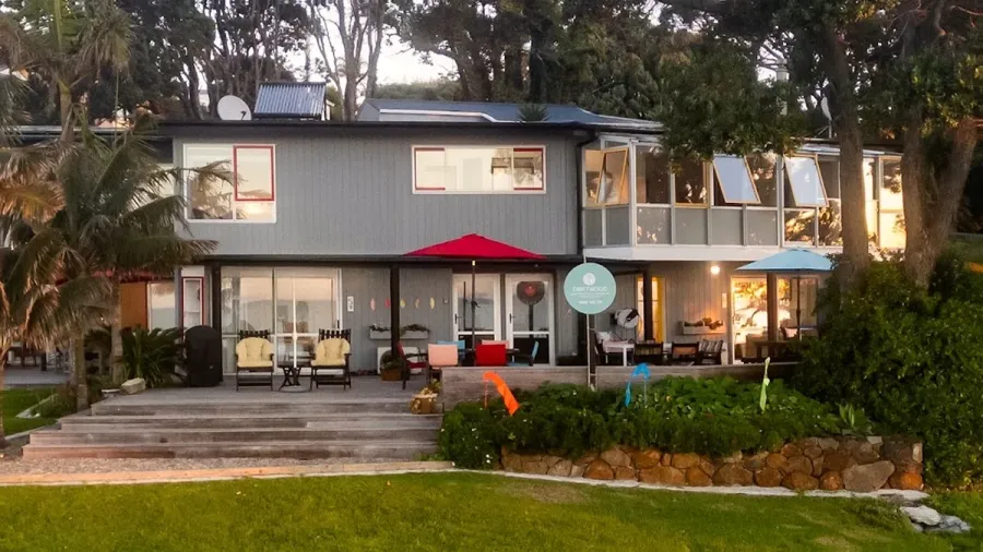 Cable Bay Stays - Golden Sand and Driftwood Beach Front Accommodation