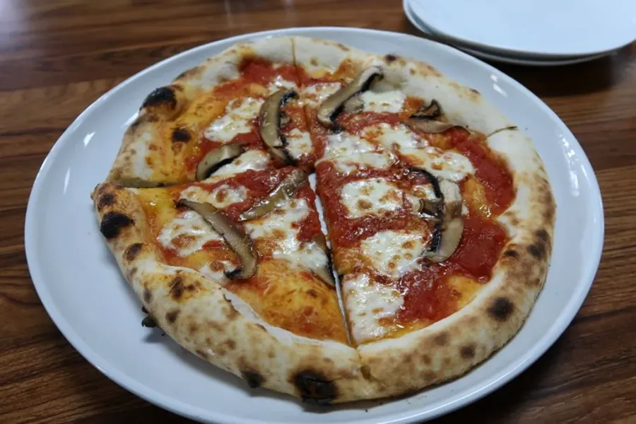 Lloyds Deli & Pizzeria