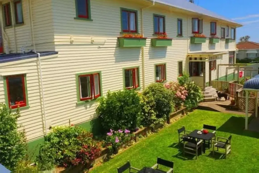 Ducks & Drakes Motel, Backpackers and Shuttle