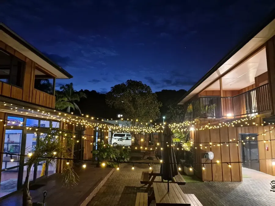 Palm Tree Apartments & Backpackers