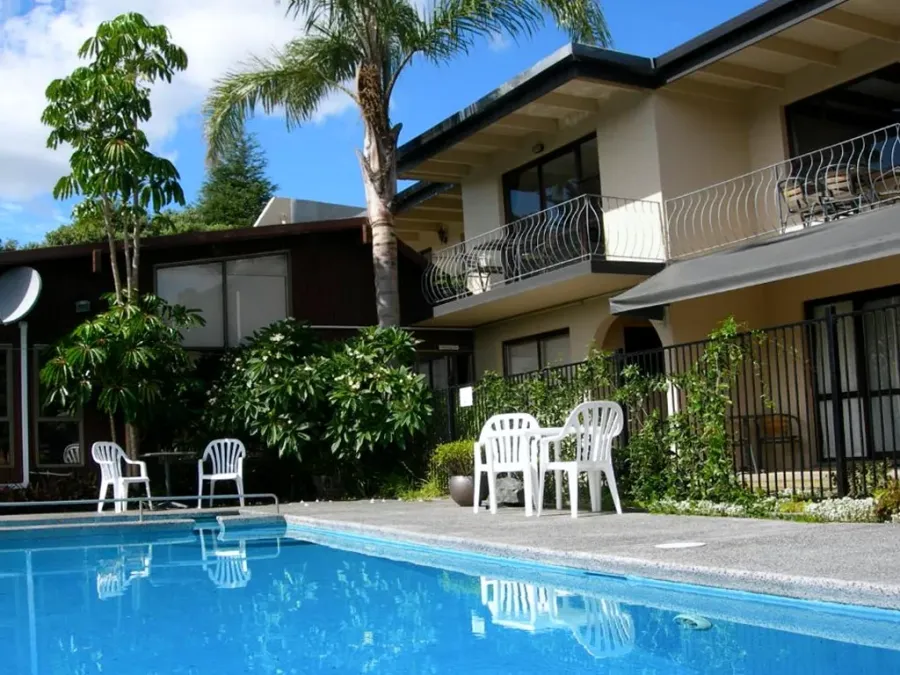 Waterfalls Estate - Motel & Campground.