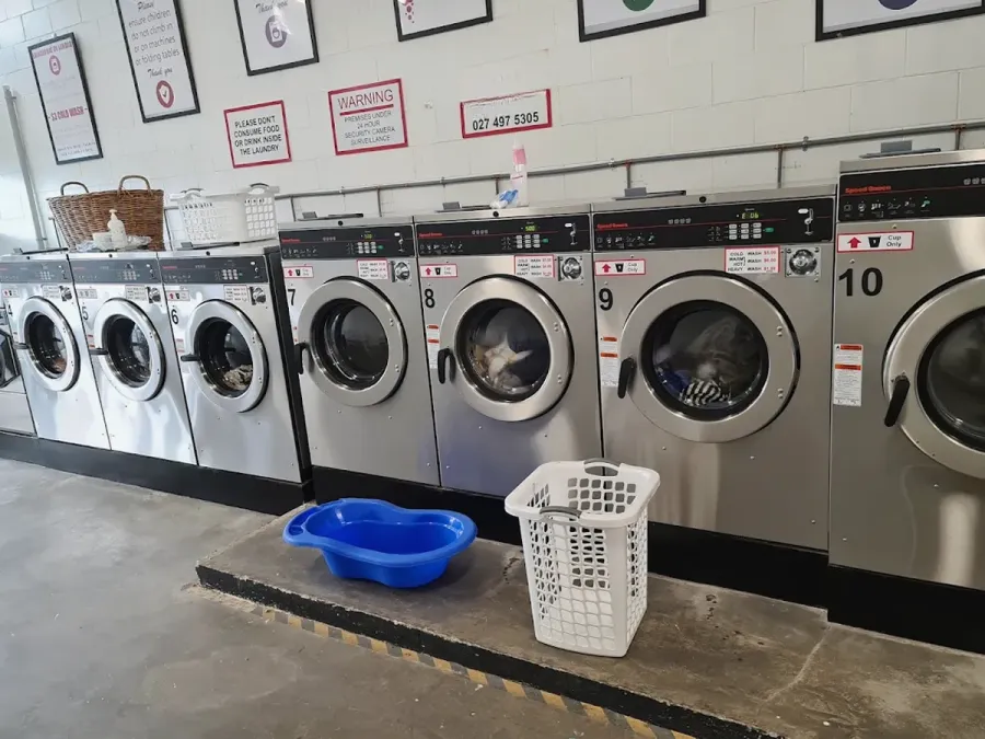 Selfies Laundromat on Lomond