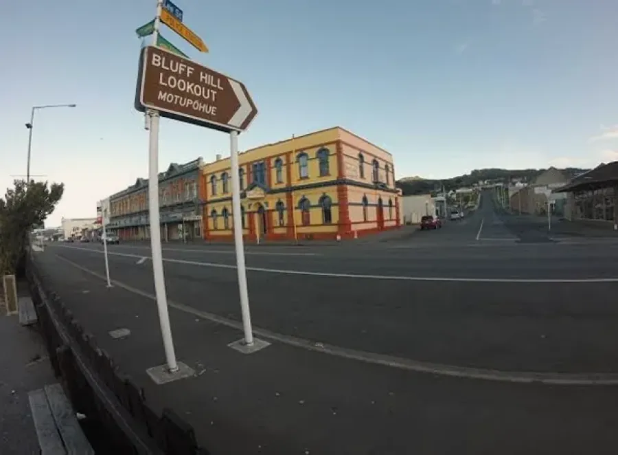Bluff Lodge & Guest House