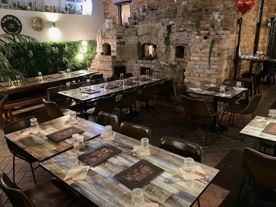 Akdeniz | Bar • Cafe • Persian Restaurant