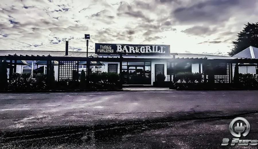 Three Furlongs Bar - Grill - Hotel