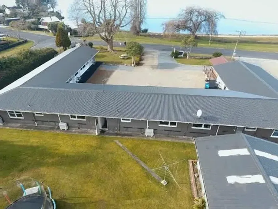 Jack & Di's Waiteti Lakefront Motel and Lodge